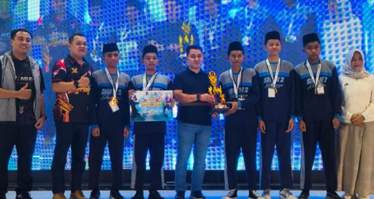 IMG-20261026-WA0012 Bupati Gus Barra Didampingi Kadis Kependudukan dan Capil Norman Handhito memberikan Piala Kepada Juara E-sport Tingkat Pelajar