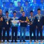 Bupati Gus Barra Didampingi Kadis Kependudukan dan Capil Norman Handhito memberikan Piala Kepada Juara E-sport Tingkat Pelajar