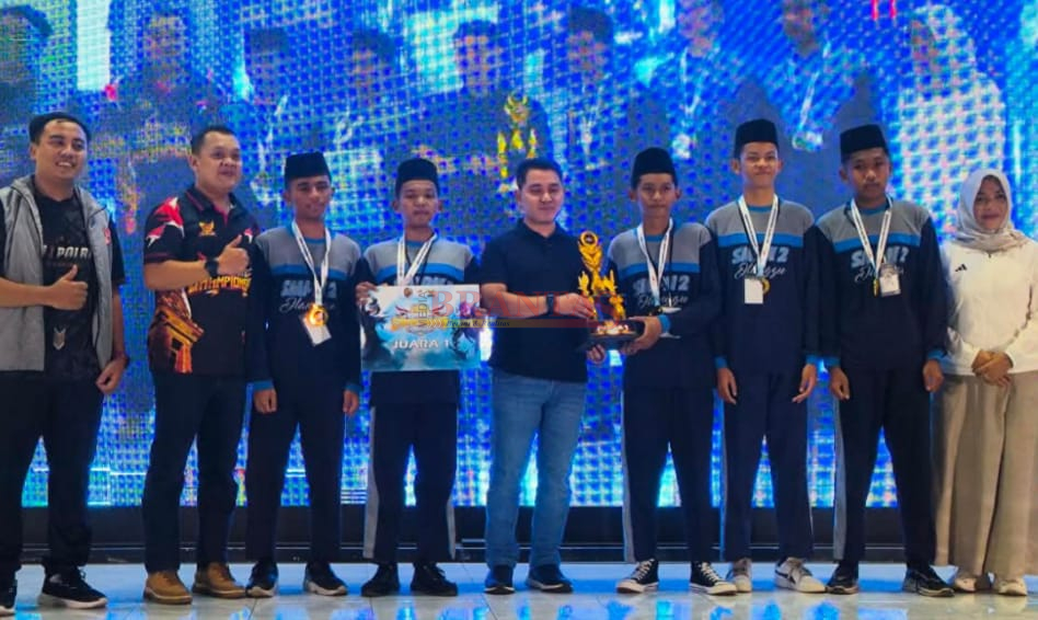Bupati Gus Barra Didampingi Kadis Kependudukan dan Capil Norman Handhito memberikan Piala Kepada Juara E-sport Tingkat Pelajar