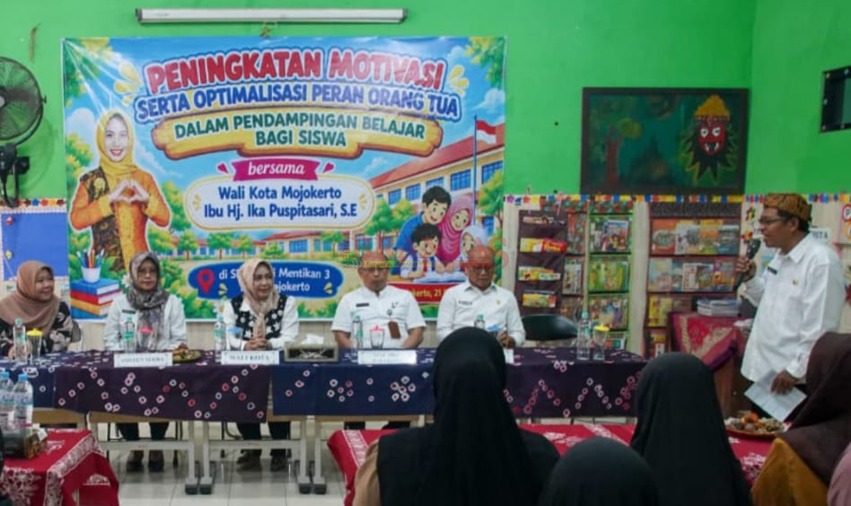 Walikota Ning Ita melakukan dialog langsung kepada para orang tua murid peserta kegiatan