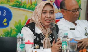 IMG-20261026-WA0014 Walikota Mojokerto Hj. Ika Puspitasari, SE saat menyampaikan sambutan dan arahnya kepada para orang tua murid peserta kegiatan