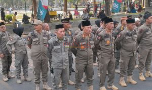 JOMBANG - Satpol PP Jombang Fokus Jaga Ketertiban dan Kenyamanan Jamaah Kawal Sholawat Bersama Gus Iqdam Gus Iqdam