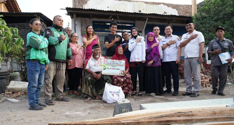 KEDIRI - Bantu Warga Miliki Hunian Layak Mbak Wali Serahkan Bantuan Sosial RTLH 1 Vinanda Prameswati