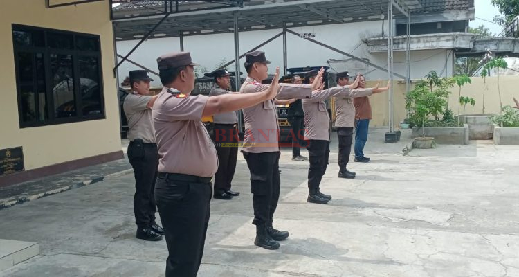 SAMPANG - Kapolsek Tambelangan Tekankan Disiplin Anggota Apel Pagi Dilanjutkan Pelatihan Lalu Lintas 4 Kabupaten Sampang
