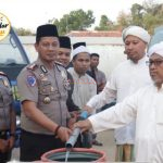 SAMPANG - Polres Sampang Salurkan 120 Ribu Liter Air Bersih Polres Sampang