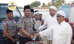 SAMPANG - Polres Sampang Salurkan 120 Ribu Liter Air Bersih Polres Sampang