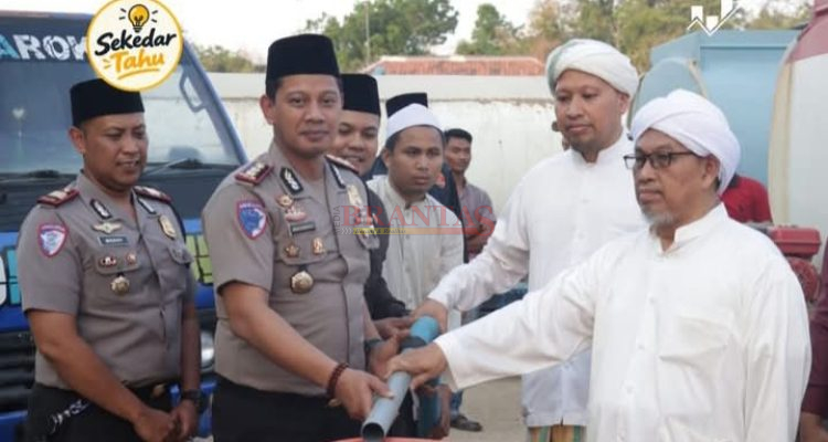 SAMPANG - Polres Sampang Salurkan 120 Ribu Liter Air Bersih Polres Sampang